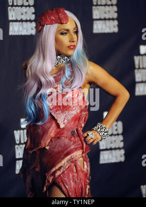 Lady Gaga wird backstage Tragen eines Fleisch Kleid nach dem Akzeptieren der Award für das Video des Jahres für "Bad Romance" bei den MTV Video Music Awards in Los Angeles am 12. September 2010 in Los Angeles. UPI/Jim Ruymen Stockfoto