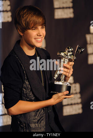 Justin Bieber erscheint Backstage mit den Award für Best New Artist bei den MTV Video Music Awards in Los Angeles am 12. September 2010 in Los Angeles. UPI/Jim Ruymen Stockfoto