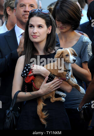 Komiker und TV-Host Bill Maher Freundin, Cara Santa Maria, hält ihren Hund 'Killer' während einer enthüllungsfeier Maher ehrt mit dem 2.417 th Stern auf dem Hollywood des Ruhmes in Los Angeles am 14. September 2010 laufen. UPI/Jim Ruymen Stockfoto