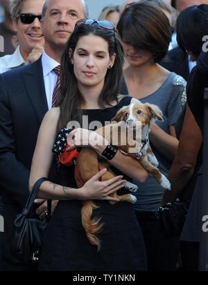 Komiker und TV-Host Bill Maher Freundin, Cara Santa Maria, hält ihren Hund 'Killer' während einer enthüllungsfeier Maher ehrt mit dem 2.417 th Stern auf dem Hollywood des Ruhmes in Los Angeles am 14. September 2010 laufen. UPI/Jim Ruymen Stockfoto