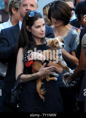 Komiker und TV-Host Bill Maher Freundin, Cara Santa Maria, hält ihren Hund 'Killer' während einer enthüllungsfeier Maher ehrt mit dem 2.417 th Stern auf dem Hollywood des Ruhmes in Los Angeles am 14. September 2010 laufen. UPI/Jim Ruymen Stockfoto