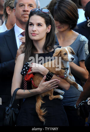 Komiker und TV-Host Bill Maher Freundin, Cara Santa Maria, hält ihren Hund 'Killer' während einer enthüllungsfeier Maher ehrt mit dem 2.417 th Stern auf dem Hollywood des Ruhmes in Los Angeles am 14. September 2010 laufen. UPI/Jim Ruymen Stockfoto