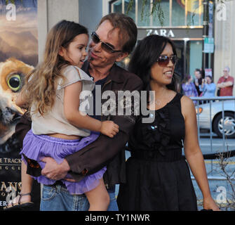 Schauspieler Billy Bob Thornton (C), seine Freundin Connie Angland (R) und ihre Tochter Bella kommen für die Premiere der animierte motion picture Fantasy' die Legende der Wächter: Die Eulen von Ga'Hoole' am Grauman's Chinese Theatre in Los Angeles am 19. September 2010. UPI/Jim Ruymen Stockfoto