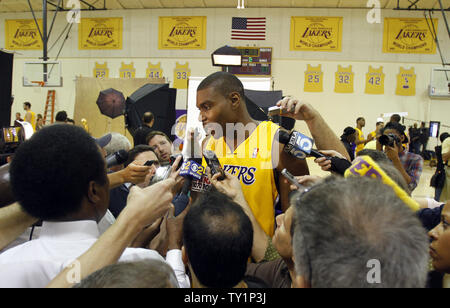 Los Angeles Laker in den Gesprächen zu den Reportern während der Media Day bei den Lakers Schulungszentrum in El Segundo, CA., am 25. September 2010 (UPI Foto/Lori Shepler) Stockfoto