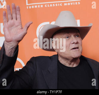 Schauspieler Tony Curtis, am besten als ein Musiker, der als Frau in ome der Komödie wie es heiß gekleideten bekannt", starb am 29. September 2010 in seinem Nevada Haus an Alter 85, eine Familie, die Sprecher. Curtis ist auf dem Bild von Turner Broadcasting Television Critics Association party in Beverly Hills, Kalifornien am 11. Juli 2008. (UPI Foto/Jim Ruymen) Stockfoto