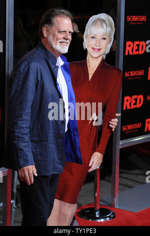 Regisseur Taylor Hackford Posen mit einem Karton Ausschnitt seiner Frau, warf Mitglied Helen Mirren, die nicht aufgrund der Dreharbeiten sorgen könnte, während die Premiere der motion picture Actionkomödie 'Rot', am Grauman's Chinese Theater in Hollywood" in Los Angeles am 11. Oktober 2010. UPI/Jim Ruymen Stockfoto