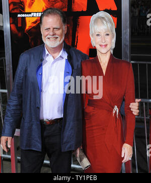 Regisseur Taylor Hackford Posen mit einem Karton Ausschnitt seiner Frau, warf Mitglied Helen Mirren, die nicht aufgrund der Dreharbeiten sorgen könnte, während die Premiere der motion picture Actionkomödie 'Rot', am Grauman's Chinese Theater in Hollywood" in Los Angeles am 11. Oktober 2010. UPI/Jim Ruymen Stockfoto