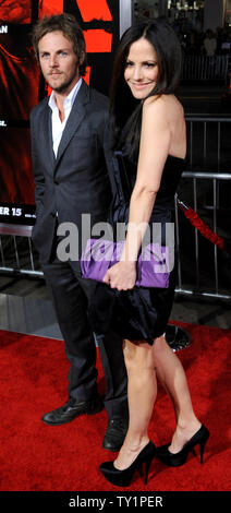 Warf Mitglied Mary Louise Parker (R) und Musiker Charlie Mars Besuchen die Premiere der motion picture Actionkomödie 'Rot', am Grauman's Chinese Theater in Hollywood" in Los Angeles am 11. Oktober 2010. UPI/Jim Ruymen Stockfoto