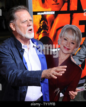 Regisseur Taylor Hackford Posen mit einem Karton Ausschnitt seiner Frau, warf Mitglied Helen Mirren, die nicht aufgrund der Dreharbeiten sorgen könnte, während die Premiere der motion picture Actionkomödie 'Rot', am Grauman's Chinese Theater in Hollywood" in Los Angeles am 11. Oktober 2010. UPI/Jim Ruymen Stockfoto