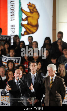 Generalstaatsanwalt von Kalifornien und demokratische gubernatorial Anwärter Jerry Brown (L) Adressen die Menge, als Lieutenant Governor Kandidat Gavin Newsom (C) und der ehemalige Präsident Bill Clinton (R) ist, dass sie bei einem get-out - Die - Abstimmung Rallye an der UCLA in Los Angeles am 15. Oktober 2010. UPI/Jim Ruymen Stockfoto