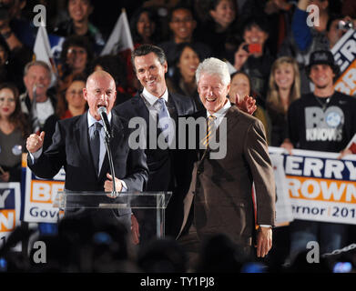 Generalstaatsanwalt von Kalifornien und demokratische gubernatorial Anwärter Jerry Brown (L) Adressen die Menge, als Lieutenant Governor Kandidat Gavin Newsom (C) und der ehemalige Präsident Bill Clinton (R) während einer get-out - Die - Abstimmung Rallye an der UCLA in Los Angeles am 15. Oktober 2010 reagieren. UPI/Jim Ruymen Stockfoto