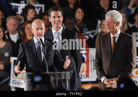 Generalstaatsanwalt von Kalifornien und demokratische gubernatorial Anwärter Jerry Brown (L) Adressen die Menge, als Lieutenant Governor Kandidat Gavin Newsom (C) und der ehemalige Präsident Bill Clinton (R) während einer get-out - Die - Abstimmung Rallye an der UCLA in Los Angeles am 15. Oktober 2010 reagieren. UPI/Jim Ruymen Stockfoto