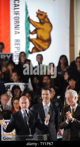 Generalstaatsanwalt von Kalifornien und demokratische gubernatorial Anwärter Jerry Brown (L) Adressen die Menge, als Lieutenant Governor Kandidat Gavin Newsom (C) und der ehemalige Präsident Bill Clinton (R) während einer get-out - Die - Abstimmung Rallye an der UCLA in Los Angeles am 15. Oktober 2010 reagieren. UPI/Jim Ruymen Stockfoto