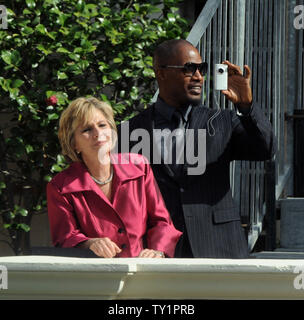 Schauspieler Jamie Foxx und Senator Barbara Boxer (D-Ca.) Hören sie zu US-Präsident Barack Obama speaki bei einer Wahlkampfveranstaltung in Los Angeles am 22. Oktober 2010. Obama ist auf vier - Tag, fünf-swing Demokraten bei den bevorstehenden Wahlen zu unterstützen. UPI/Jim Ruymen Stockfoto