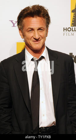 Actror Sean Penn kommt auf den roten Teppich für die 14. jährlichen Hollywood Film Festival Awards von Starz Unterhaltung im Beverly Hilton Hotel in Beverly Hills, Kalifornien präsentierte am 25. Oktober 2010. Preisträger: Penn, Sylvester Stallone, Annette Bening, Robert Duval und Zach Galifanakis. UPI/Jim Ruymen Stockfoto