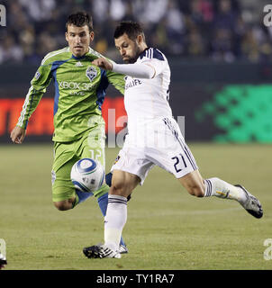 Los Angeles Galaxy Mittelfeldspieler Dema Kovalenko (21) und die Seattle Sounders FC Verteidiger Nathan Sturgis (12) Kampf um den Ball in der Western Conference Halbfinale Endspiel Spiel im Home Depot Center in Carson, Kalifornien am November 7, 2010. UPI/Lori Shepler. Stockfoto