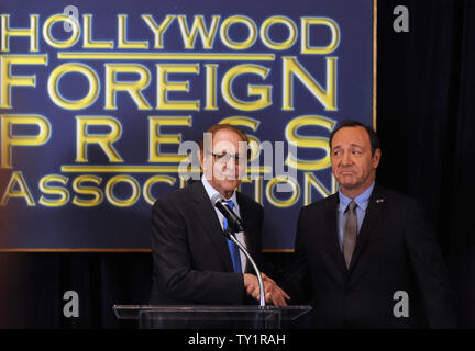 Philip Berk, Präsident der Hollywood Foreign Press Association (L), spricht nach Schauspieler Kevin Spacey gab bekannt, dass Robert De Niro, mit dem Cecil B DeMille Award auf der 68. jährlichen Golden Globe Awards geehrt, in Beverly Hills, Kalifornien am 9. November 2010. Die Golden Globe Awards werden am 16. Januar 2011 statt, in den Beverly Hills. UPI/Jim Ruymen Stockfoto