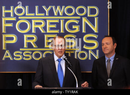 Philip Berk, Präsident der Hollywood Foreign Press Association (L), spricht nach Schauspieler Kevin Spacey gab bekannt, dass Robert De Niro, mit dem Cecil B DeMille Award auf der 68. jährlichen Golden Globe Awards geehrt, in Beverly Hills, Kalifornien am 9. November 2010. Die Golden Globe Awards werden am 16. Januar 2011 statt, in den Beverly Hills. UPI/Jim Ruymen Stockfoto