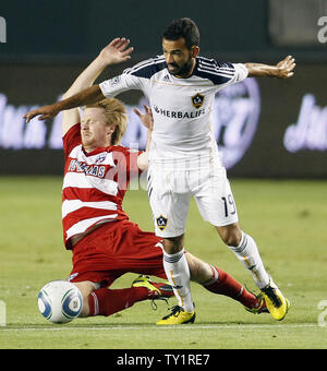 Los Angeles Galaxy Mittelfeldspieler Juninho (19) und FC Dallas Mittelfeldspieler Dax McCarty (13) Kampf um den Ball in der Western Conference Fiinal Endspiel Spiel im Home Depot Center in Carson, Kalifornien am Nov. 14, 2010. UPI/Lori Shepler. Stockfoto