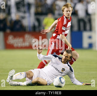 Los Angeles Galaxy Mittelfeldspieler David Beckham, Vorderseite und FC Dallas Mittelfeldspieler Dax McCarty, zurück, Kampf um den Ball in der Western Conference Fiinal Endspiel Spiel im Home Depot Center in Carson, Kalifornien am Nov. 14, 2010. UPI/Lori Shepler. Stockfoto