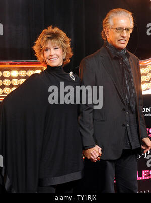 Schauspielerin Jane Fonda und Richard Perry Besuchen die Premiere der romantischen Musikdrama motion picture "Burlesque", am Grauman's Chinese Theater in Hollywood" in Los Angeles am 15 November, 2010. UPI/Jim Ruymen Stockfoto