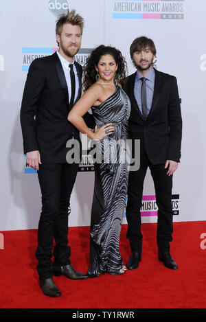 Mitglieder von Lady Antebellum Charles Kelley, Hillary Scott und Dave Haywood (-R) kommen bei den American Music Awards 2010 in Los Angeles November 21, 2010. UPI/Jim Ruymen Stockfoto