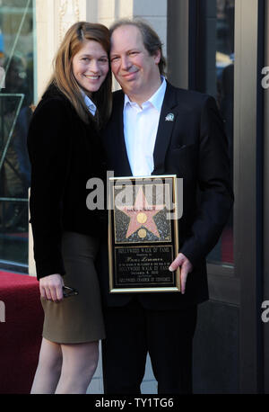 Komponist Hans Zimmer wirft mit seiner Frau Suzanna während einer enthüllungsfeier ihn ehrt mit der 2,426 th Stern auf dem Hollywood Walk of Fame in Los Angeles am 8. Dezember 2010. Zimmer, ursprünglich aus Deutschland, ist der Gewinner von Auszeichnungen, darunter einen Oscar und mehrere Grammys und Golden Globes, für Filme wie "Gladiator" und "König der Löwen". UPI/Jim Ruymen Stockfoto