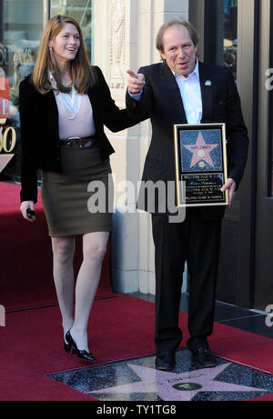 Komponist Hans Zimmer wirft mit seiner Frau Suzanna während einer enthüllungsfeier ihn ehrt mit der 2,426 th Stern auf dem Hollywood Walk of Fame in Los Angeles am 8. Dezember 2010. Zimmer, ursprünglich aus Deutschland, ist der Gewinner von Auszeichnungen, darunter einen Oscar und mehrere Grammys und Golden Globes, für Filme wie "Gladiator" und "König der Löwen". UPI/Jim Ruymen Stockfoto