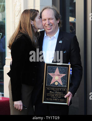 Komponist Hans Zimmer wirft mit seiner Frau Suzanna während einer enthüllungsfeier ihn ehrt mit der 2,426 th Stern auf dem Hollywood Walk of Fame in Los Angeles am 8. Dezember 2010. Zimmer, ursprünglich aus Deutschland, ist der Gewinner von Auszeichnungen, darunter einen Oscar und mehrere Grammys und Golden Globes, für Filme wie "Gladiator" und "König der Löwen". UPI/Jim Ruymen Stockfoto