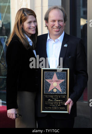 Komponist Hans Zimmer wirft mit seiner Frau Suzanna während einer enthüllungsfeier ihn ehrt mit der 2,426 th Stern auf dem Hollywood Walk of Fame in Los Angeles am 8. Dezember 2010. Zimmer, ursprünglich aus Deutschland, ist der Gewinner von Auszeichnungen, darunter einen Oscar und mehrere Grammys und Golden Globes, für Filme wie "Gladiator" und "König der Löwen". UPI/Jim Ruymen Stockfoto