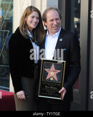 Komponist Hans Zimmer wirft mit seiner Frau Suzanna während einer enthüllungsfeier ihn ehrt mit der 2,426 th Stern auf dem Hollywood Walk of Fame in Los Angeles am 8. Dezember 2010. Zimmer, ursprünglich aus Deutschland, ist der Gewinner von Auszeichnungen, darunter einen Oscar und mehrere Grammys und Golden Globes, für Filme wie "Gladiator" und "König der Löwen". UPI/Jim Ruymen Stockfoto