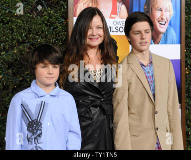 Jennifer Nicholson (C), die Tochter des Schauspielers Jack Nicholson die Premiere der motion picture romantische Komödie" besucht, wie wissen Sie, mit ihren Söhnen Herzog (L) und Sean an der Mann Dorf Theater im Westwood Abschnitt von Los Angeles am 13. Dezember 2010. UPI/Jim Ruymen Stockfoto