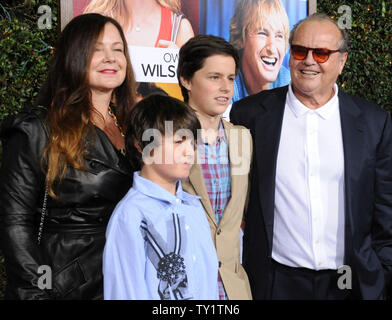 Schauspieler Jack Nicholson (R), ein Ensemble in der motion picture romantische Komödie "Wie Sie wissen", sorgt sich die Premiere des Films mit seiner Tochter Jennifer Nicholson und ihre Söhne Herzog (2.-L) und Sean an der Mann Dorf Theater im Westwood Abschnitt von Los Angeles am 13. Dezember 2010. UPI/Jim Ruymen Stockfoto