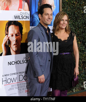 Schauspieler Paul Rudd (L), ein Ensemble in der motion picture romantische Komödie "Wie Sie wissen", die Premiere des Films mit seiner Frau Julie Yaeger am Mann Dorf Theater im Westwood Abschnitt von Los Angeles besucht am 13. Dezember 2010. UPI/Jim Ruymen Stockfoto