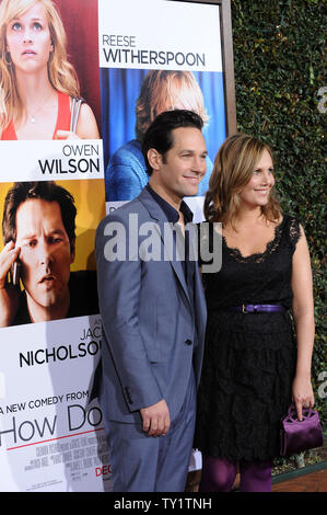 Schauspieler Paul Rudd (L), ein Ensemble in der motion picture romantische Komödie "Wie Sie wissen", die Premiere des Films mit seiner Frau Julie Yaeger am Mann Dorf Theater im Westwood Abschnitt von Los Angeles besucht am 13. Dezember 2010. UPI/Jim Ruymen Stockfoto