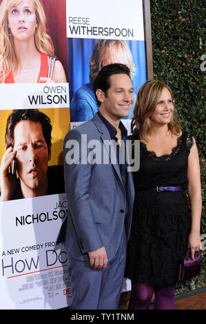 Schauspieler Paul Rudd (L), ein Ensemble in der motion picture romantische Komödie "Wie Sie wissen", die Premiere des Films mit seiner Frau Julie Yaeger am Mann Dorf Theater im Westwood Abschnitt von Los Angeles besucht am 13. Dezember 2010. UPI/Jim Ruymen Stockfoto