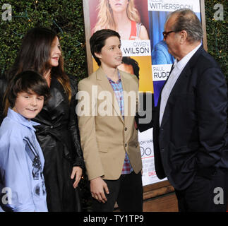 Schauspieler Jack Nicholson (R), ein Ensemble in der motion picture romantische Komödie 'Wie Sie wissen', von seiner Tochter Jennifer Nicholson und ihre Söhne Herzog (L) und Sean (3rd-L), wie er für die Premiere des Films im Mann Dorf Theater im Westwood Abschnitt von Los Angeles am 13. Dezember 2010 eintreffen begrüßt wird. UPI/Jim Ruymen Stockfoto