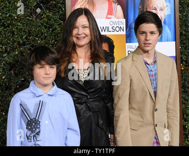 Jennifer Nicholson (C), die Tochter des Schauspielers Jack Nicholson die Premiere der motion picture romantische Komödie" besucht, wie wissen Sie, mit ihren Söhnen Herzog (L) und Sean an der Mann Dorf Theater im Westwood Abschnitt von Los Angeles am 13. Dezember 2010. UPI/Jim Ruymen Stockfoto