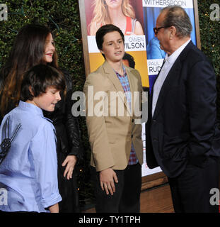 Schauspieler Jack Nicholson (R), ein Ensemble in der motion picture romantische Komödie 'Wie Sie wissen', von seiner Tochter Jennifer Nicholson und ihre Söhne Herzog (L) und Sean (3rd-L), wie er für die Premiere des Films im Mann Dorf Theater im Westwood Abschnitt von Los Angeles am 13. Dezember 2010 eintreffen begrüßt wird. UPI/Jim Ruymen Stockfoto