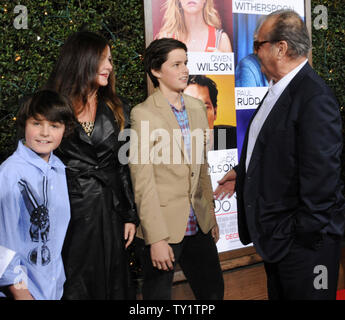 Schauspieler Jack Nicholson (R), ein Ensemble in der motion picture romantische Komödie 'Wie Sie wissen', von seiner Tochter Jennifer Nicholson und ihre Söhne Herzog (L) und Sean (3rd-L), wie er für die Premiere des Films im Mann Dorf Theater im Westwood Abschnitt von Los Angeles am 13. Dezember 2010 eintreffen begrüßt wird. UPI/Jim Ruymen Stockfoto