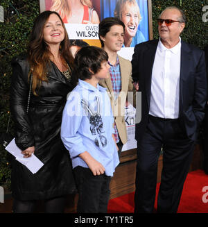 Schauspieler Jack Nicholson (R), ein Ensemble in der motion picture romantische Komödie 'Wie Sie wissen', von seiner Tochter Jennifer Nicholson und ihre Söhne Herzog (L) und Sean (3rd-L), wie er für die Premiere des Films im Mann Dorf Theater im Westwood Abschnitt von Los Angeles am 13. Dezember 2010 eintreffen begrüßt wird. UPI/Jim Ruymen Stockfoto