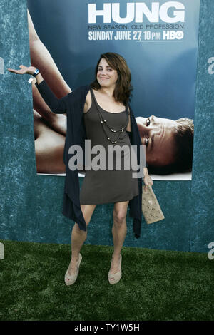 Alanna Ubach, ein Mitglied der HBO Comedy Serie "hing" bei der Premiere der zweiten Staffel der TV-Show auf der Paramount Studios in Los Angeles am 23. Juni 2010 eingeht. . UPI/Jonathan Alcorn Stockfoto