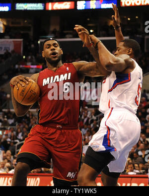 Miami Heat, LeBron James wird durch Los Angeles Clippers Zentrum DeAndre Jordan im ersten Quartal Maßnahmen in Los Angeles am 12 Januar, 2011 verschmutzt ist. Die Clippers besiegten die Hitze 111-105. UPI/Jon SooHoo Stockfoto