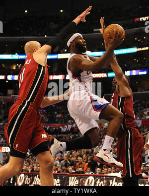 Los Angeles Clippers guard Baron Davis kerben Vergangenheit Miami Heat center Zydrunas Ilgauskas und Chris Bosh im vierten Quartal in Los Angeles am 12. Januar 2011. Die Clippers besiegten die Hitze 111-105. UPI/Jon SooHoo Stockfoto