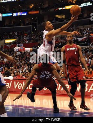 Los Angeles Clippers guard Eric Gordon schießt über eine fallende Miami Heat James Jones im vierten Quartal in Los Angeles am 12. Januar 2011. Die Clippers besiegten die Hitze 111-105. UPI/Jon SooHoo Stockfoto