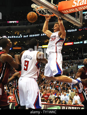 Los Angeles Clippers vorwärts Blake Griffin dunks über Miami Heat im vierten Quartal in Los Angeles am 12. Januar 2011. Die Clippers besiegten die Hitze 111-105. UPI/Jon SooHoo Stockfoto