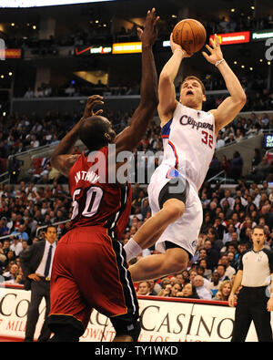 Los Angeles Clippers Blake Griffin nach vorne schießt über Miami Heat center Joel Anthony im vierten Quartal in Los Angeles am 12. Januar 2011. Die Clippers besiegten die Hitze 111-105. UPI/Jon SooHoo Stockfoto