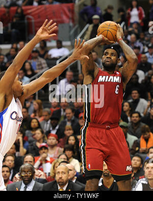 Miami Heat, LeBron James Kerben über Los Angeles Clipper Eric Gordon im ersten Quartal Maßnahmen in Los Angeles am 12. Januar 2011. Die Clippers besiegten die Hitze 111-105. UPI/Jon SooHoo Stockfoto