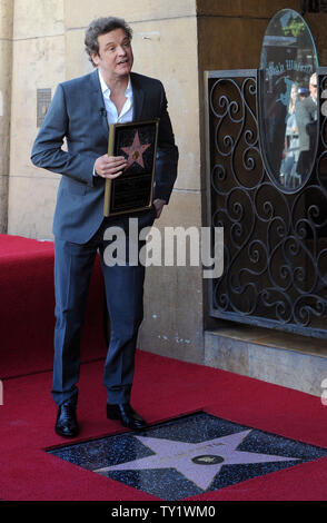 Der britische Schauspieler Colin Firth stellt, wie er mit der 2.428 th Stern auf dem Hollywood Walk of Fame geehrt wird während einer enthüllungsfeier in Los Angeles am 13. Januar 2011. Firth ist derzeit die Hauptrolle in dem Spielfilm "The King's Speech", für die er einen Golden Globe Award Nominierung für beste Leistung durch einen Schauspieler in einer Motion Picture Drama erhalten hat. UPI/Jim Ruymen Stockfoto