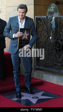 Der britische Schauspieler Colin Firth stellt, wie er mit der 2.428 th Stern auf dem Hollywood Walk of Fame geehrt wird während einer enthüllungsfeier in Los Angeles am 13. Januar 2011. Firth ist derzeit die Hauptrolle in dem Spielfilm "The King's Speech", für die er einen Golden Globe Award Nominierung für beste Leistung durch einen Schauspieler in einer Motion Picture Drama erhalten hat. UPI/Jim Ruymen Stockfoto